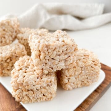 Rice crispy treats with marshmallow fluff on a serving tray.